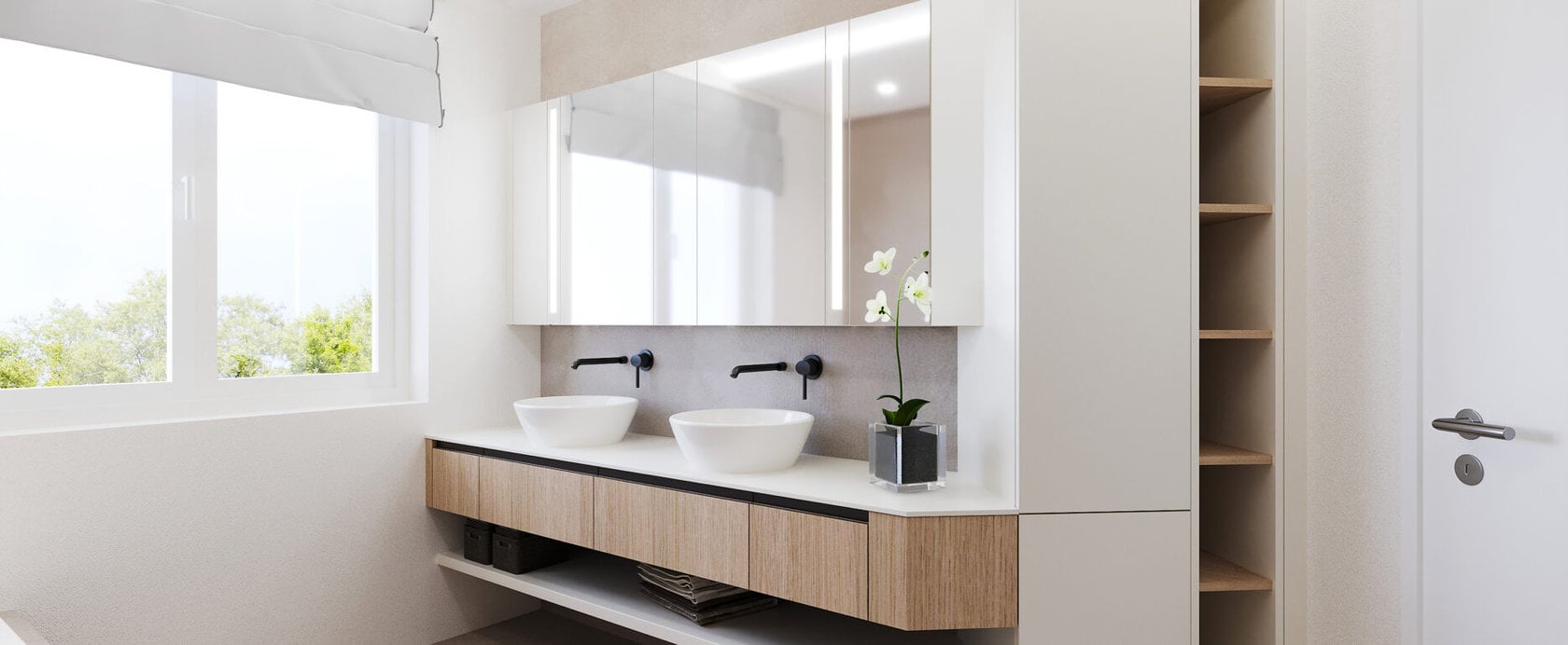 Weißes Badezimmer mit Schränken aus Eichenholz